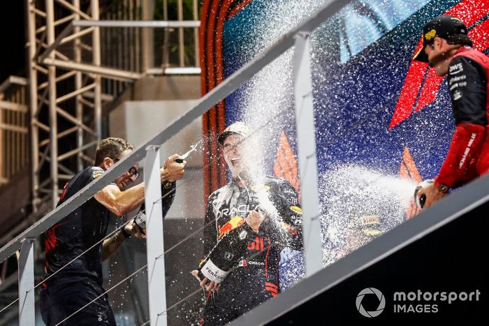 Podio: segundo lugar Charles Leclerc, Ferrari, ganador Sergio Pérez, Red Bull Racing