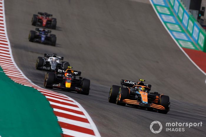 Lando Norris, McLaren MCL36, Sergio Pérez, Red Bull Racing RB18, Pierre Gasly, AlphaTauri AT03