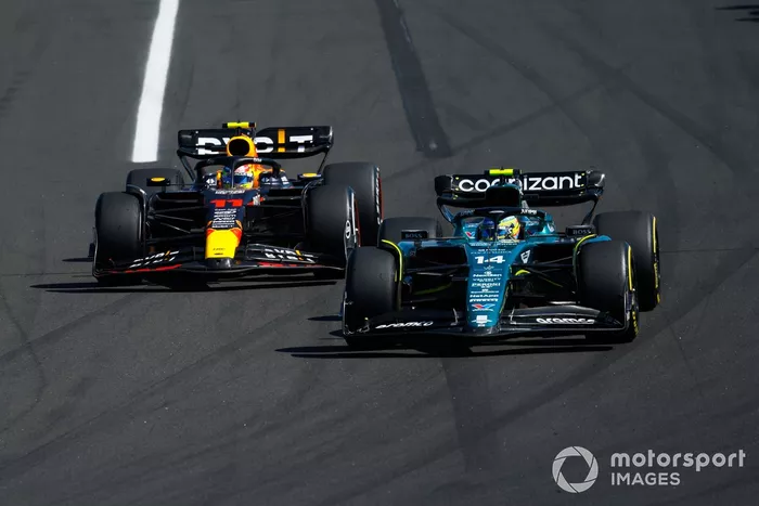 Fernando Alonso, Aston Martin AMR23, lucha con Sergio Pérez, Red Bull Racing RB19