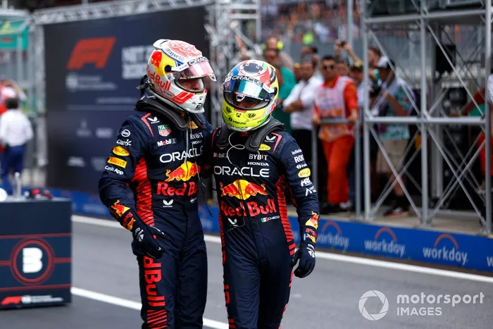 Max Verstappen, Red Bull Racing, 1ª posición, Sergio Pérez, Red Bull Racing, 3ª posición, se felicitan mutuamente en Parc Ferme