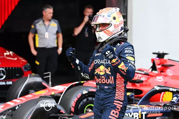 El hombre de la pole Max Verstappen, Red Bull Racing, celebra a su llegada al Parc Ferme