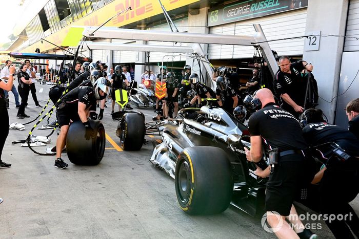 George Russell, Mercedes F1 W14, entrenamientos en boxes