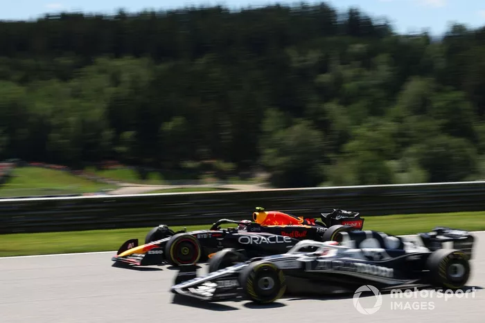 Sergio Pérez, Red Bull Racing RB18, junto a Pierre Gasly, AlphaTauri AT03