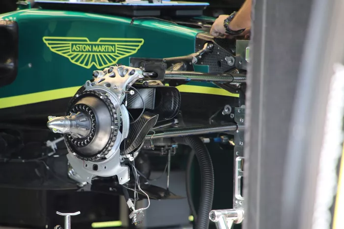 Detalle del freno delantero del Aston Martin AMR22