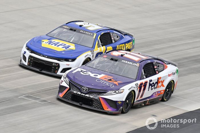 Denny Hamlin, Joe Gibbs Racing, FedEx Office Toyota Camry, Chase Elliott, Hendrick Motorsports, NAPA Auto Parts Chevrolet Camaro