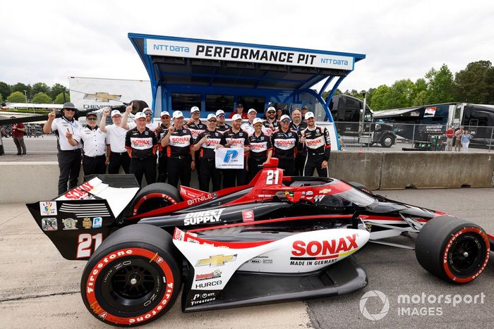 El ganador del premio NTT P1, Rinus VeeKay, Ed Carpenter Racing Chevrolet, celebra su premio de la pole