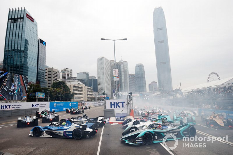 Sébastien Buemi, Nissan e.Dams, Nissan IMO1 battles with Alexander Sims, BMW I Andretti Motorsports, BMW iFE.18 ahead of Nelson Piquet Jr., Panasonic Jaguar Racing, Jaguar I-Type 3 at the start