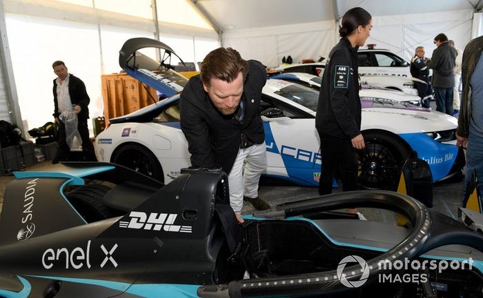 Ewan McGregor y el Gen 2 Formula E car