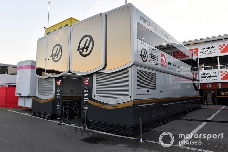 Camion Haas F1 e stanze degli ingegneri