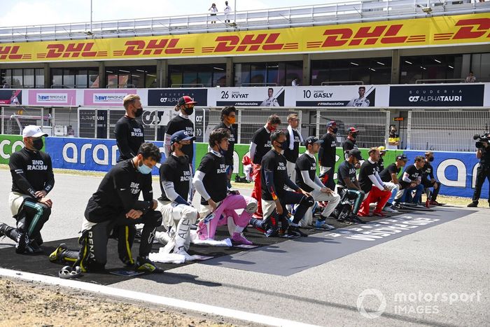 Los pilotos se arrodillan