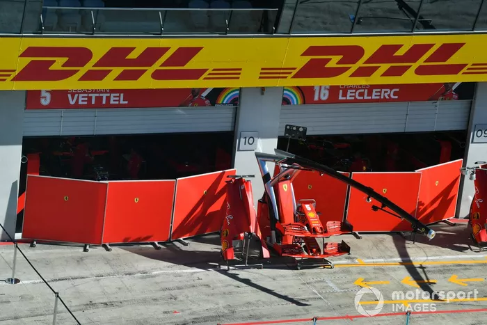 La carrocería en el pit lane fuera del garaje de Ferrari