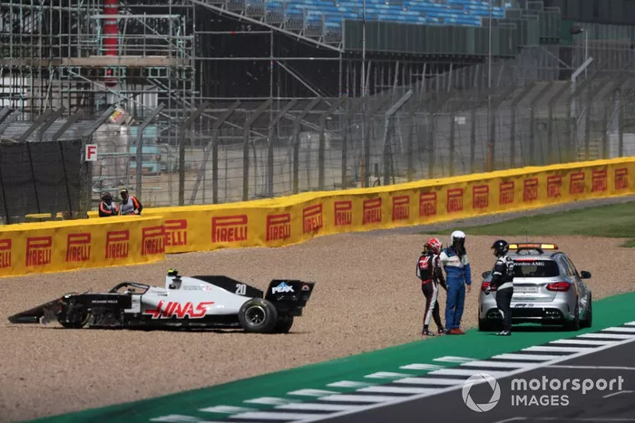 Kevin Magnussen, Haas VF-20 después del choque