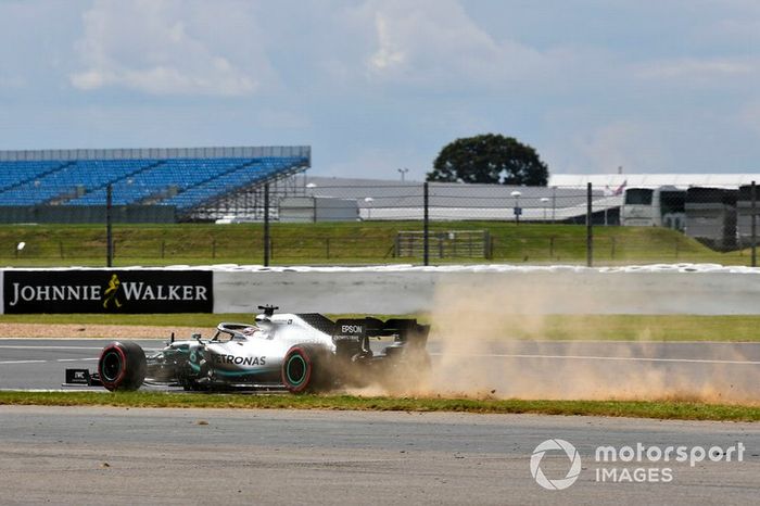 Lewis Hamilton, Mercedes AMG F1 W10, se sale de pista