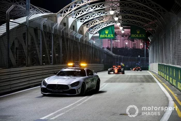 Coche de seguridad lidera Sebastian Vettel, Ferrari SF90 y Charles Leclerc, Ferrari SF90 