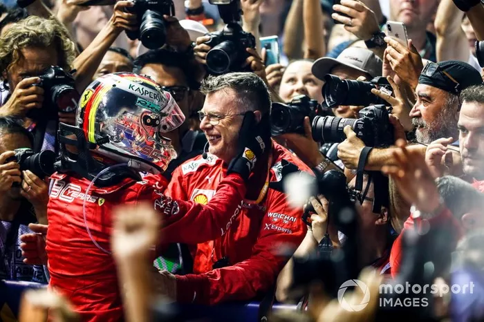 Il vincitore della gara Sebastian Vettel, Ferrari festeggia al Parc Ferme 