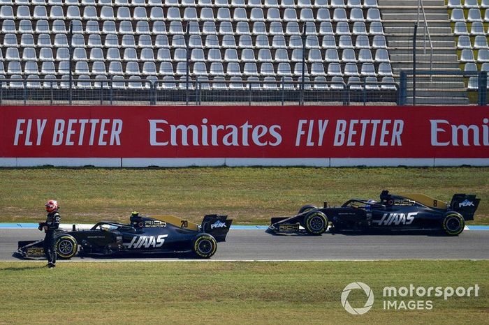 Romain Grosjean, Haas F1 Team VF-19, pasa el coche parado de su compañero de equipo Kevin Magnussen, Haas F1 Team VF-19