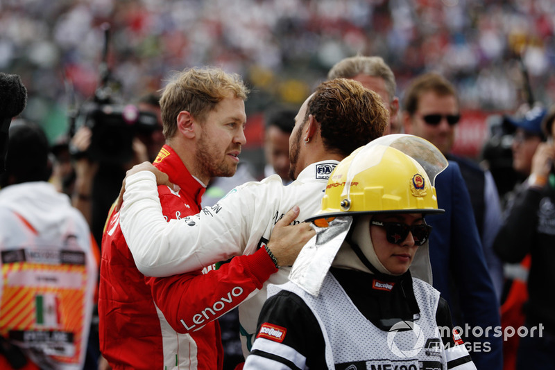 Sebastian Vettel, Ferrari, felicita a Lewis Hamilton, Mercedes AMG F1, por su mundial