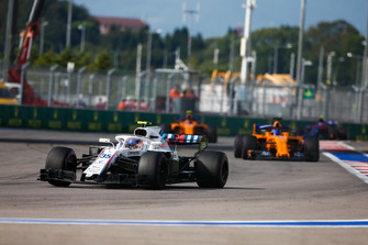 Sergey Sirotkin, Williams FW41, voor Fernando Alonso, McLaren MCL33, en Stoffel Vandoorne, McLaren MCL33