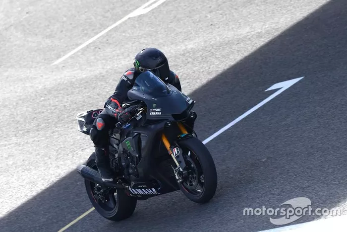 Lewis Hamilton testa Yamaha da Superbike
