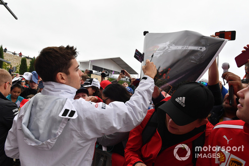 Charles Leclerc, Sauber, firma autografi ai tifosi