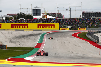 Kimi Raikkonen, Ferrari SF71H, precede Sebastian Vettel, Ferrari SF71H