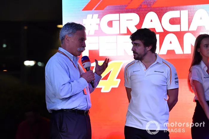 Chase Carey, Director Ejecutivo y Presidente Ejecutivo de Formula One Group en el escenario como Fernando Alonso, McLaren se despide de los fanáticos
