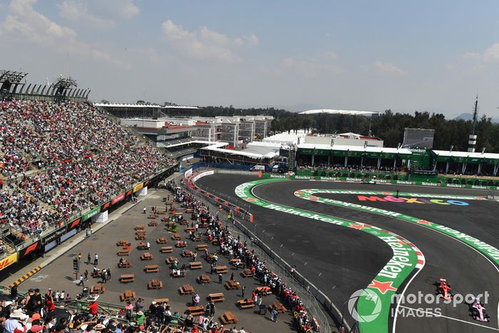 Esteban Ocon, Racing Point Force India VJM11 y Kimi Raikkonen, Ferrari SF71H 
