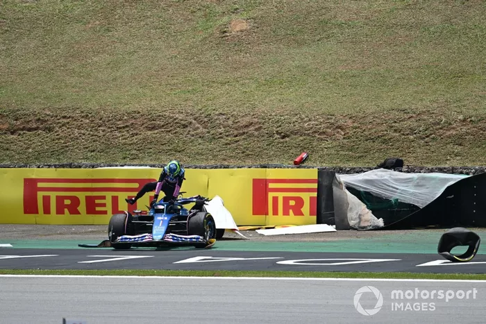 Esteban Ocon, Alpine F1 Team, sale de su coche dañado tras el contacto con Fernando Alonso, Aston Martin AMR23, en el Shootout 1