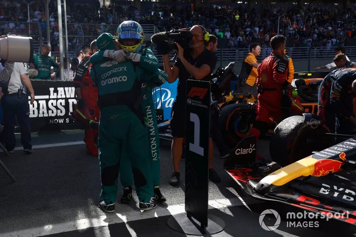 Fernando Alonso, Aston Martin F1 Team, 3ª posición, celebra con un compañero de equipo su llegada al Parc Ferme