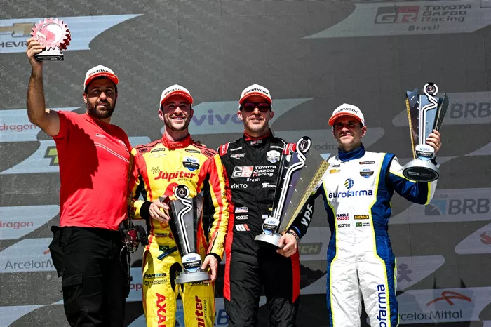 Pódio da corrida 2 no Velocitta (da esquerda para direita): Maurício Ferreira, Gabriel Casagrande, Matías Rossi e Daniel Serra