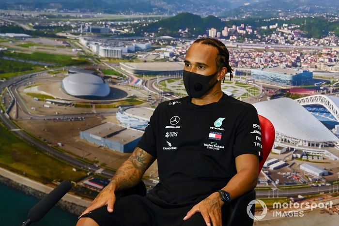 Lewis Hamilton, Mercedes-AMG F1 en la conferencia de prensa 