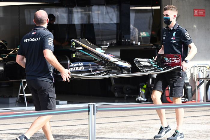 Miembros del equipo Mercedes trabajan en el coche