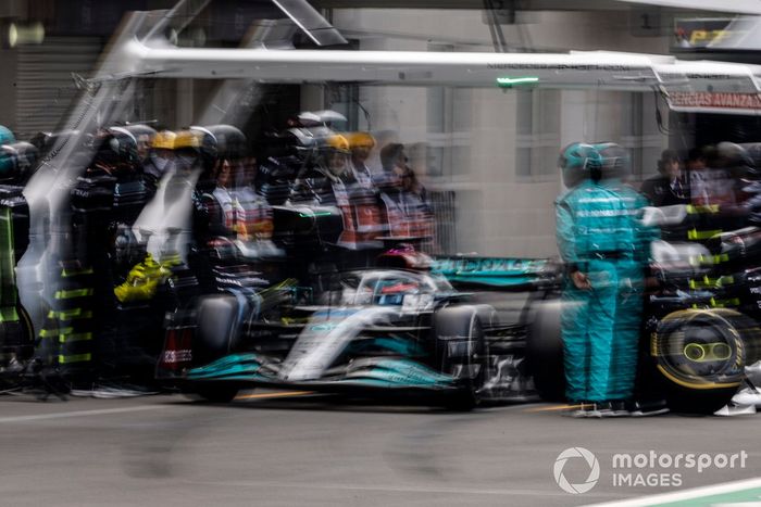 George Russell, Mercedes W13, en boxes