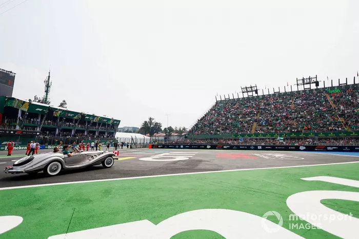 Lance Stroll, Aston Martin, saluda al público en el desfile de pilotos