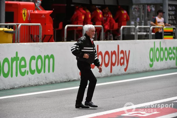 Bernie Ecclestone, presidente de Emiritus de Fórmula 1, cruza el pit lane