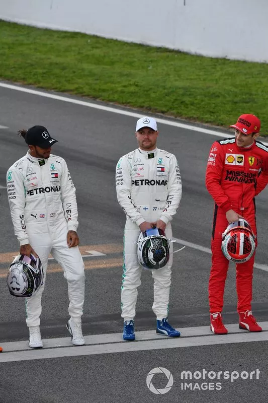 Lewis Hamilton, Mercedes-AMG Petronas F1, Valtteri Bottas, Mercedes-AMG Petronas F1, e Charles Leclerc, Ferrari schierati sulla pista