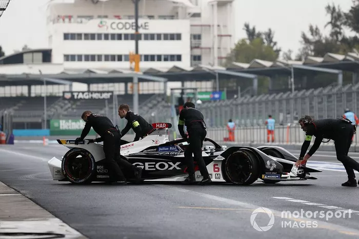 I meccanici spingono Brendon Hartley, Dragon Racing, Penske EV-4 dentro al garage