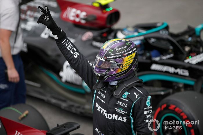 Lewis Hamilton, de Mercedes, celebra tras conseguir la pole para la carrera Sprint