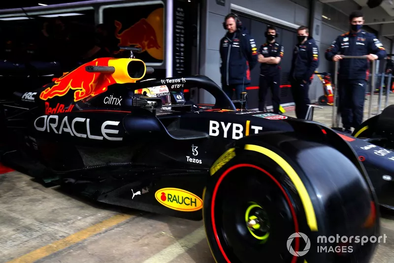 Max Verstappen, Red Bull Racing RB18, sort de son garage