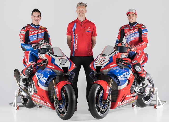 Iker Lecuona, Xavi Vierge, Team HRC con Leon Camier. Team Manager del HRC
