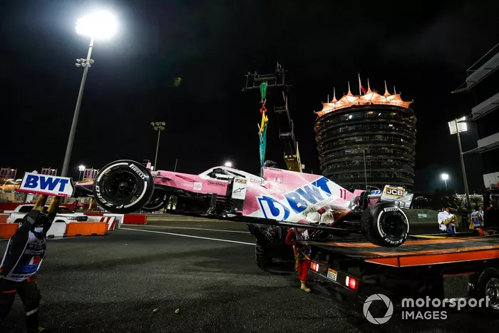 El coche de Sergio Perez, Racing Point RP20, en una grúa