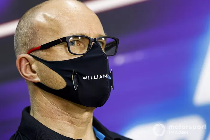 Simon Roberts, director del equipo en funciones, Williams Racing en la conferencia de prensa 