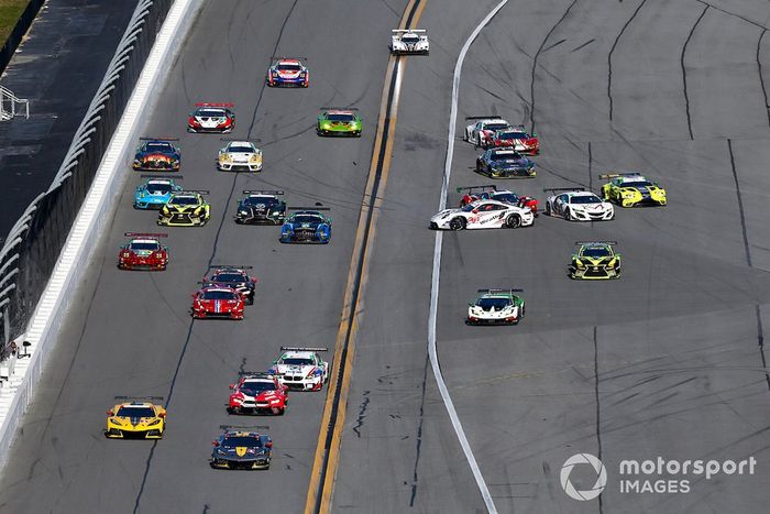 Accidente en la salida entre: #79 WeatherTech Racing Porsche 911 RSR - 19, GTLM: Cooper MacNeil, Gianmaria Bruni, Richard Lietz, Kevin Estre, #3 Corvette Racing Corvette C8.R, GTLM: Antonio Garcia, Jordan Taylor, Nicky Catsburg, #4 Corvette Racing Corvette C8.R, GTLM: Tommy Milner, Nick Tandy, Alexander Sims, #25 BMW Team RLL BMW M8 GTE, GTLM: Connor De Phillippi, Philipp Eng, Timo Glock, Bruno Spengler, #21 AF Corse Ferrari 488 GT3, GTD: Nicklas Nielsen, Daniel Serra, Matteo Cressoni, Simon Mann, #14 VasserSullivan Lexus RC F GT3, GTD: Jack Hawksworth, Aaron Telitz, Oliver Gavin, Kyle Kirkwood