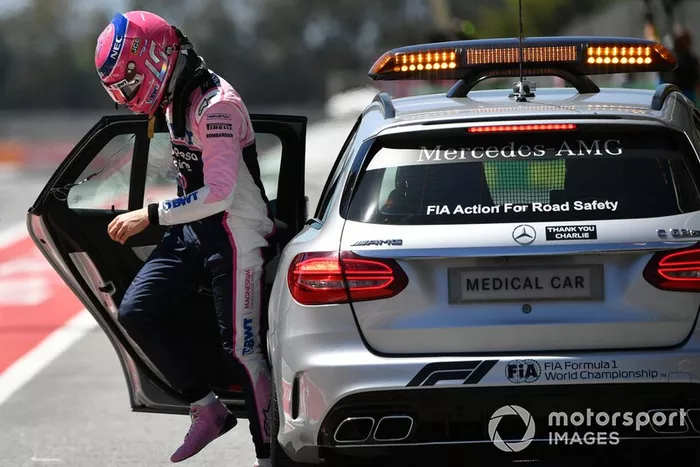 Lance Stroll, Racing Point, es dejado por el coche médico
