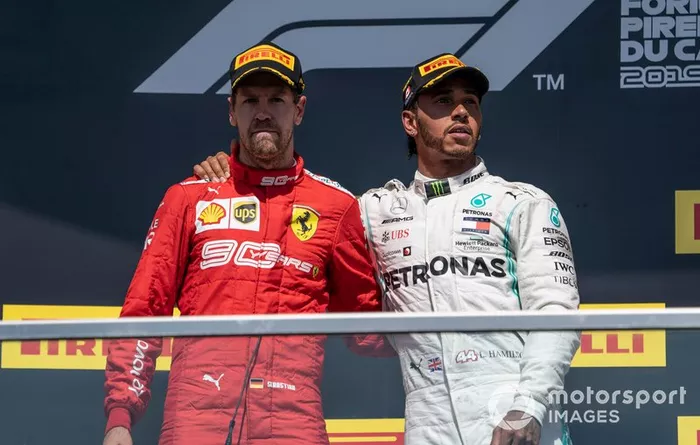 Sebastian Vettel, Ferrari, seconda posizione, e Lewis Hamilton, Mercedes AMG F1, prima posizione, sul podio