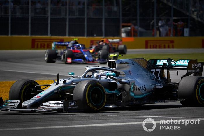 Valtteri Bottas, Mercedes AMG W10, por delante de Alexander Albon, Toro Rosso STR14
