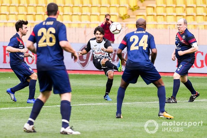 Carlos Sainz Jr., McLaren jugando a fútbol