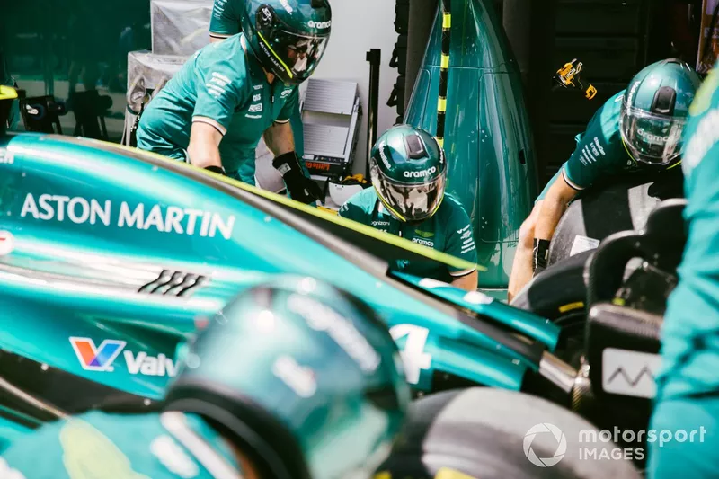 L'équipe de ravitaillement d'Aston Martin effectue un arrêt au stand.