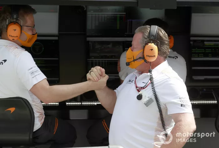 Zak Brown, director general de McLaren Racing, celebra con sus compañeros de equipo tras la clasificación