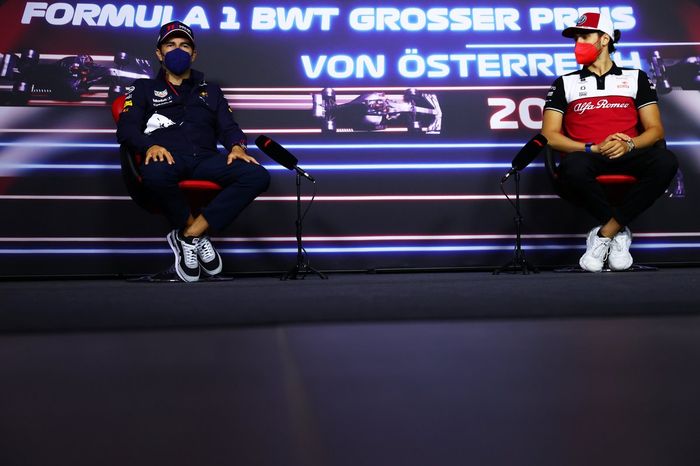 Sergio Pérez, Red Bull Racing, Antonio Giovinazzi, Alfa Romeo Racing durante la conferencia de prensa